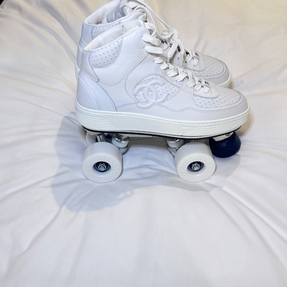 CHANEL 24C White CC Hightop Roller skates Complete Set Size 38 - Picture 15 of 16